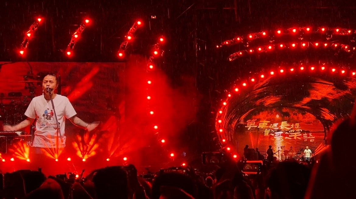 五一假期线下演出市场火爆 黄牛票价大涨与周边消费“狂飙”现象剖析